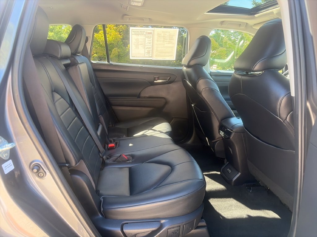 Used 2023 Toyota Highlander XLE AWD/4WD image 47