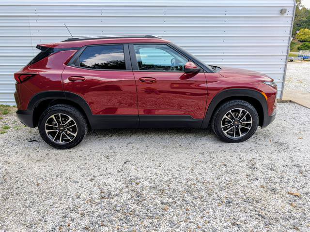 Used 2024 Chevrolet TrailBlazer LT w/ Convenience Package AWD/4WD image 2