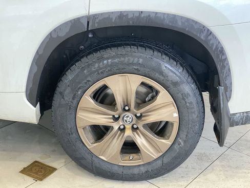 Used 2022 Toyota Highlander Bronze Edition AWD/4WD image 13