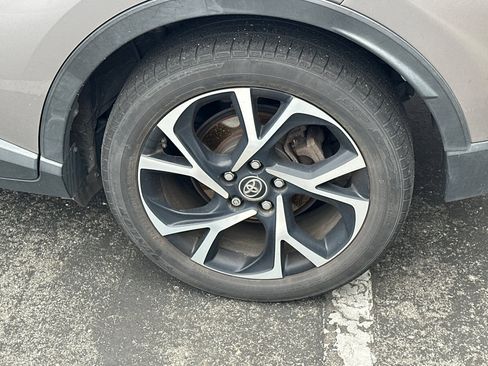 Used 2018 Toyota C-HR XLE image 7