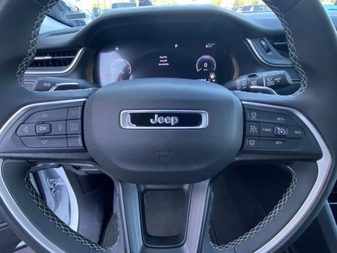 Used 2023 Jeep Grand Cherokee L Laredo image 15