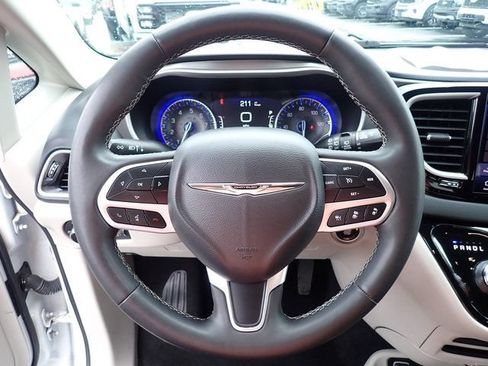 Used 2023 Chrysler Pacifica Touring-L FWD image 24