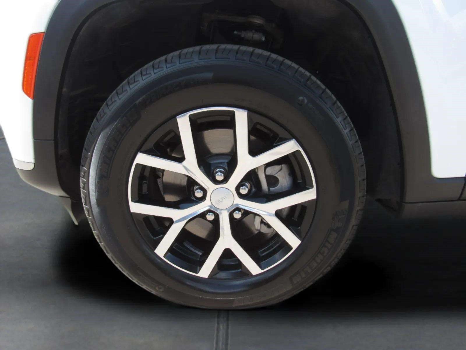 Used 2025 Jeep Grand Cherokee L Limited AWD/4WD image 4
