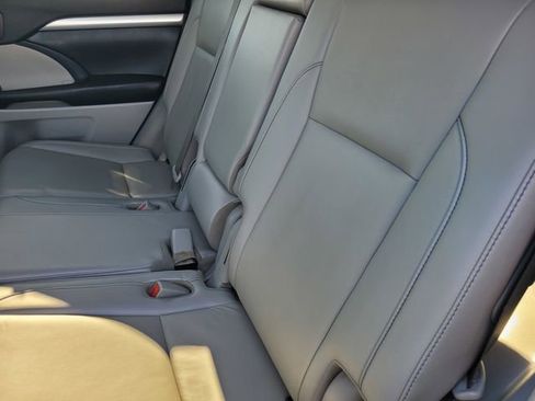 Used 2019 Toyota Highlander XLE image 13