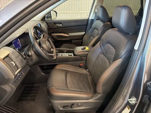 Certified 2025 Nissan Pathfinder Platinum image 18