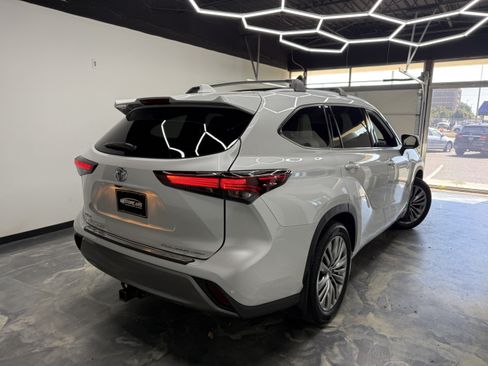 Used 2024 Toyota Highlander Platinum AWD/4WD image 5