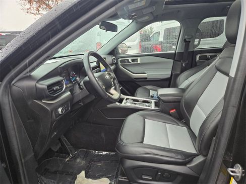 Used 2022 Ford Explorer XLT w/ Equipment Group 202A image 12