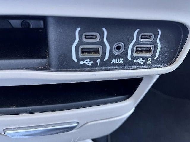 Used 2024 Chrysler Pacifica Touring-L FWD image 10