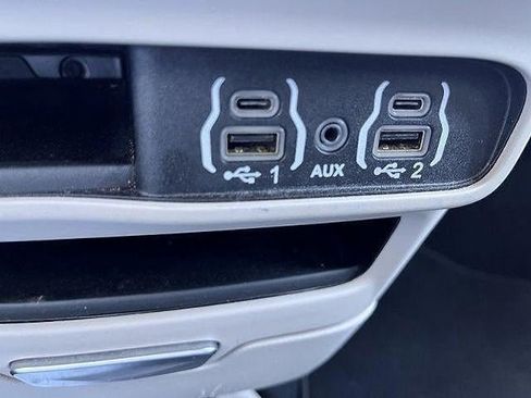 Used 2024 Chrysler Pacifica Touring-L FWD image 10