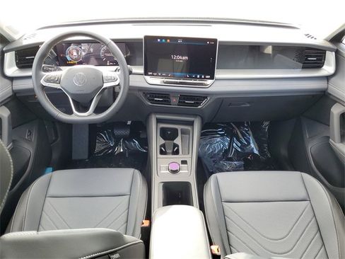 New 2025 Volkswagen Tiguan SE image 12
