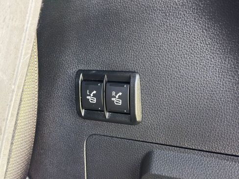 Used 2025 Toyota Sequoia Platinum image 38