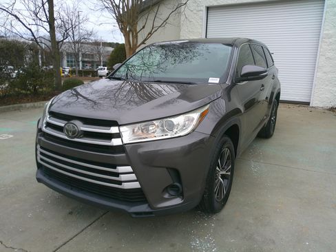 Used 2017 Toyota Highlander LE image 6