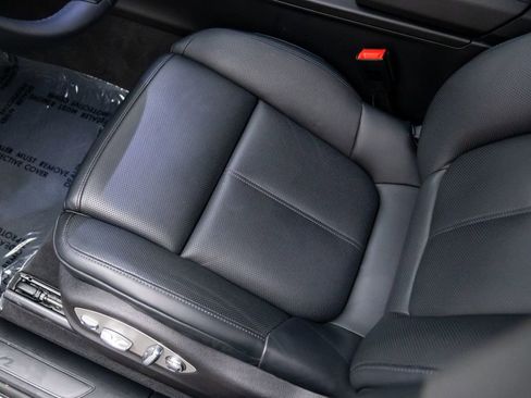 Certified 2025 Porsche Macan image 16