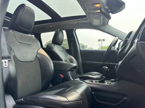 Used 2021 Jeep Cherokee Latitude Plus w/ Sun & Sound Group AWD/4WD image 13