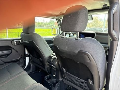 Used 2025 Jeep Wrangler Unlimited Rubicon AWD/4WD image 18