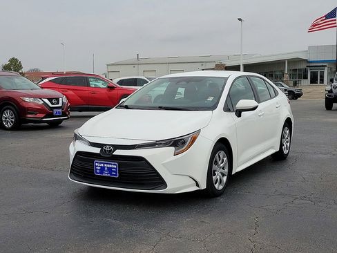Used 2024 Toyota Corolla LE image 2