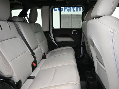 Used 2022 Jeep Wrangler Unlimited Sahara image 9