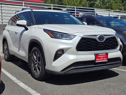 Used 2020 Toyota Highlander XLE AWD/4WD image 3