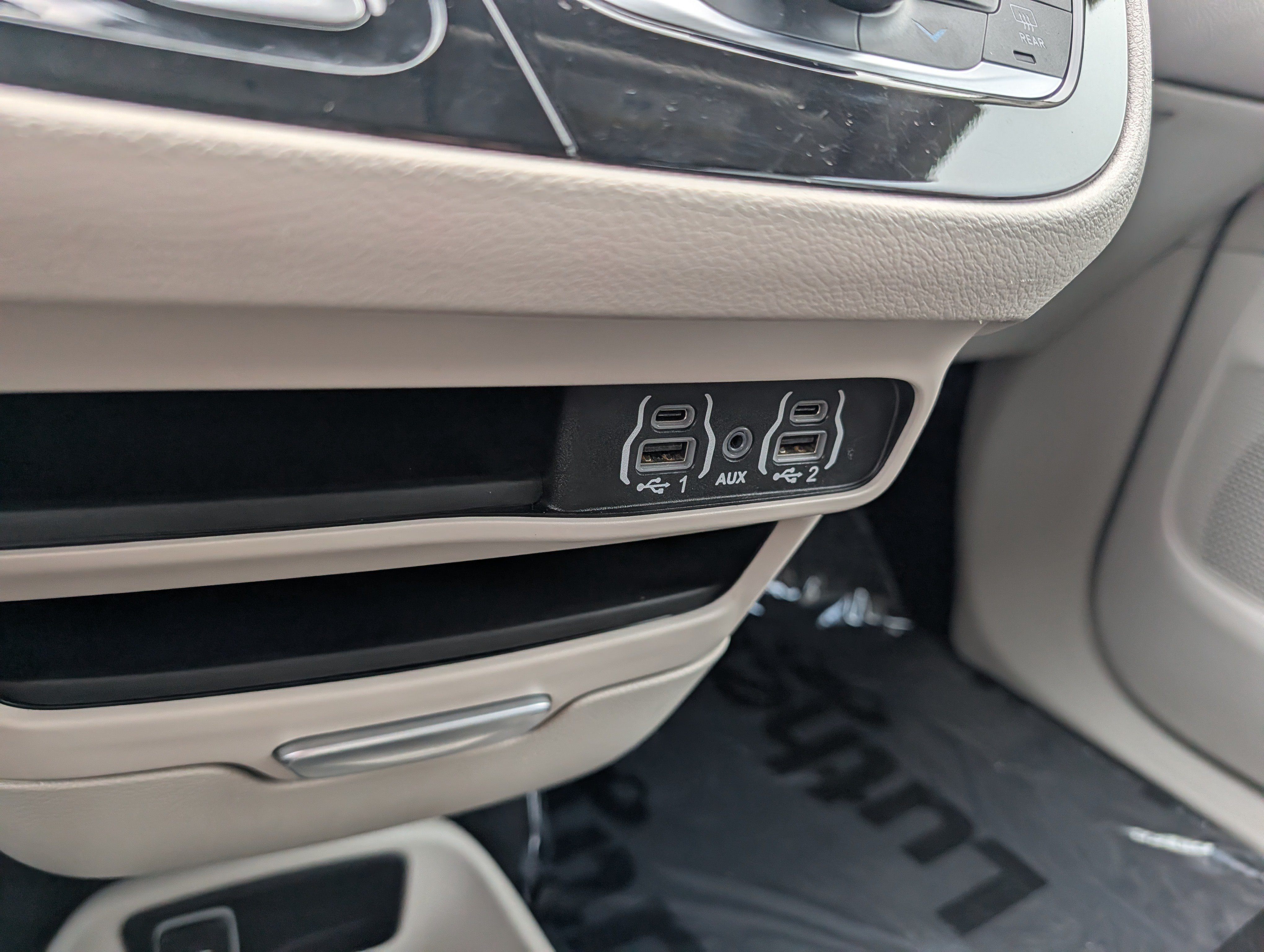 Used 2024 Chrysler Voyager LX FWD image 31