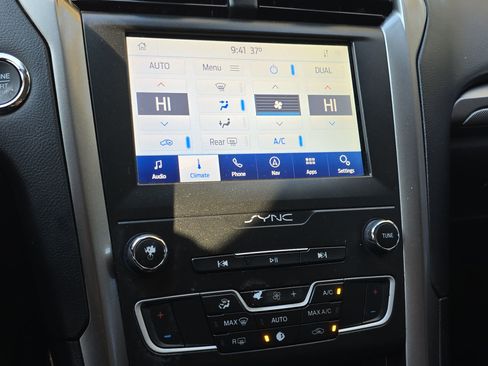 Used 2020 Ford Fusion SE image 19