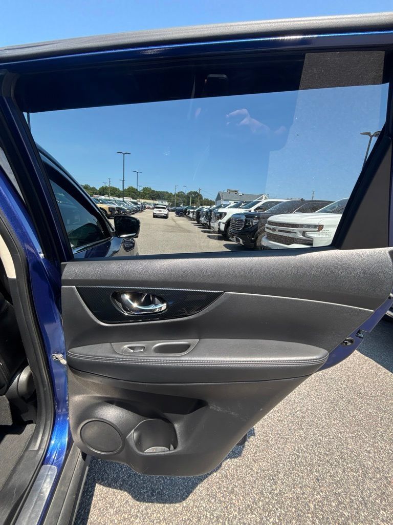 Used 2017 Nissan Rogue SL FWD image 21