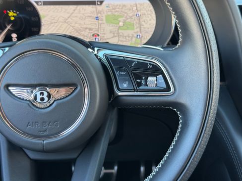 Used 2022 Bentley Bentayga AWD/4WD image 24