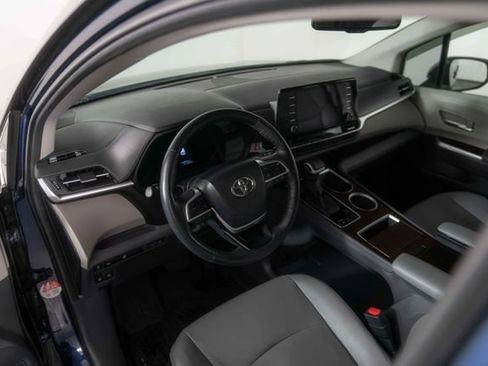 Used 2024 Toyota Sienna XLE FWD image 21