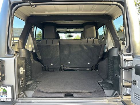 Used 2018 Jeep Wrangler Unlimited Sahara w/ Connectivity Group image 15