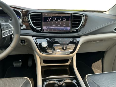 Used 2024 Chrysler Pacifica Limited FWD image 11