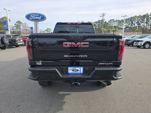 Used 2025 GMC Sierra 2500 AT4X image 4