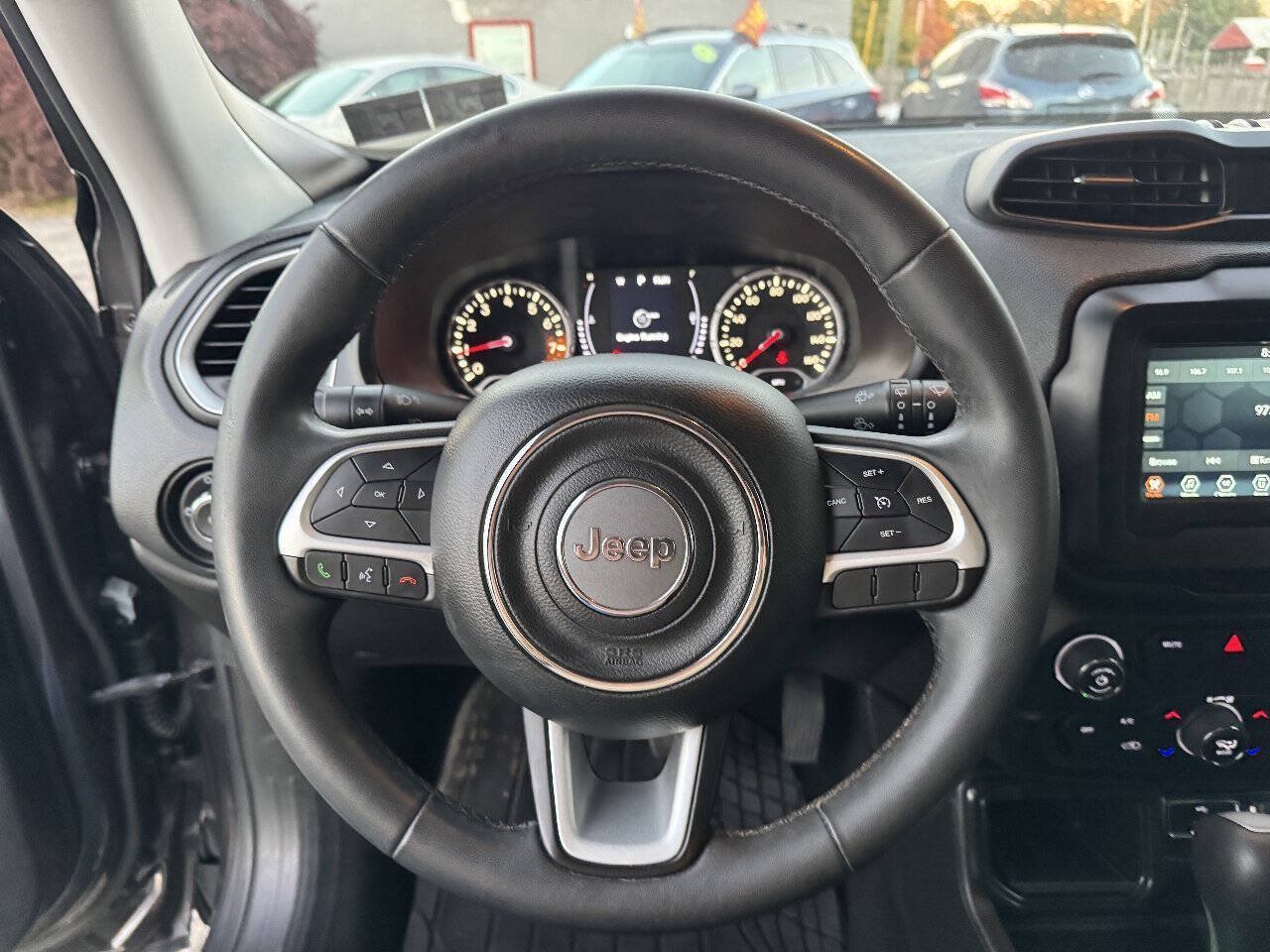 Used 2018 Jeep Renegade Latitude FWD image 23