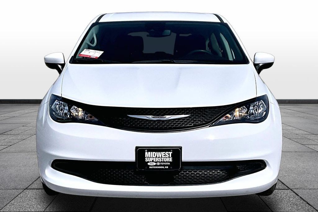 Used 2023 Chrysler Voyager LX FWD image 3