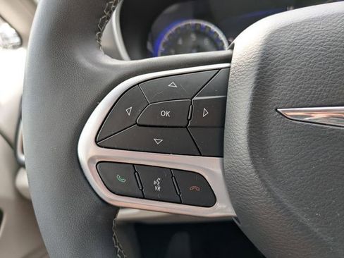 Used 2023 Chrysler Pacifica Touring-L FWD image 24