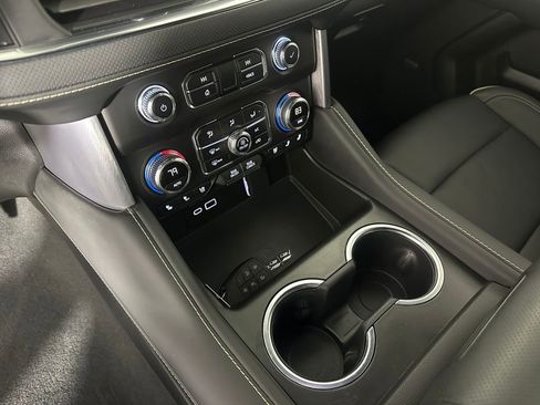 Used 2024 GMC Yukon SLT w/ SLT Luxury Package image 19