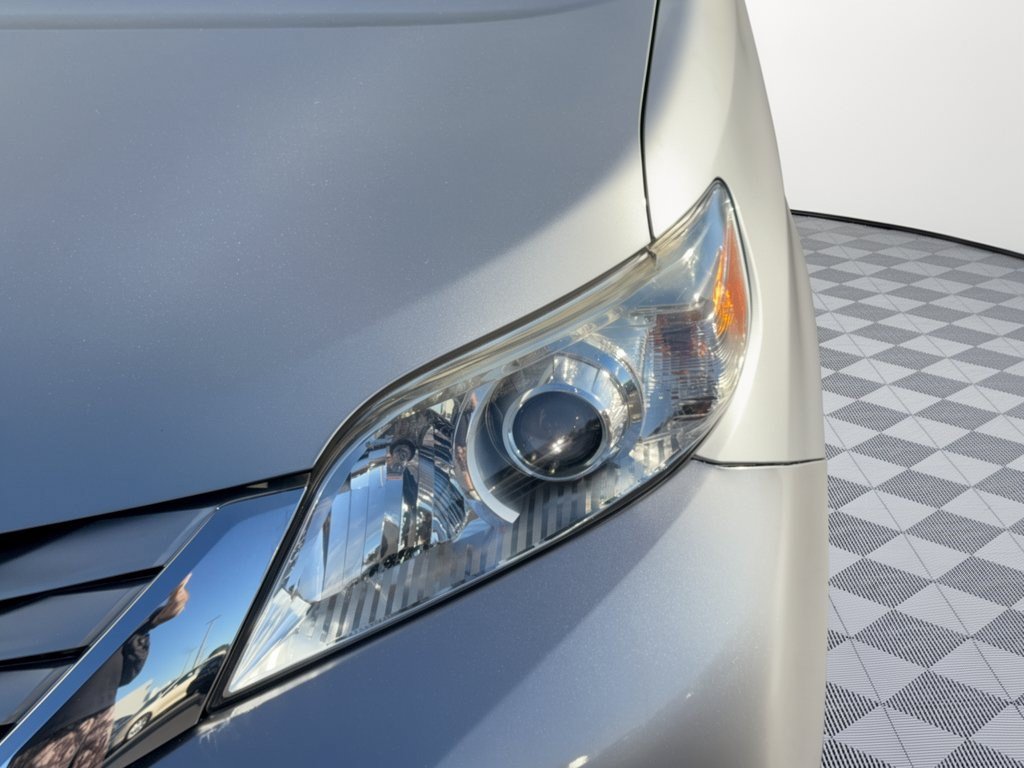 Used 2015 Toyota Sienna LE FWD image 12