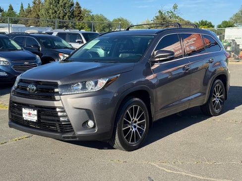 Used 2017 Toyota Highlander SE AWD/4WD image 1