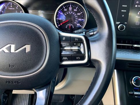 Used 2022 Kia Carnival LX image 24