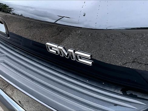Used 2025 GMC Yukon Denali Ultimate AWD/4WD image 10
