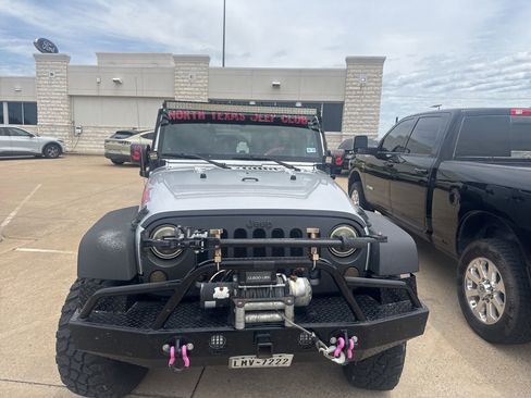 Used 2010 Jeep Wrangler Unlimited Sahara AWD/4WD image 2