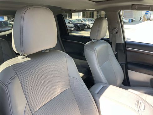 Used 2016 Toyota Highlander Limited image 23
