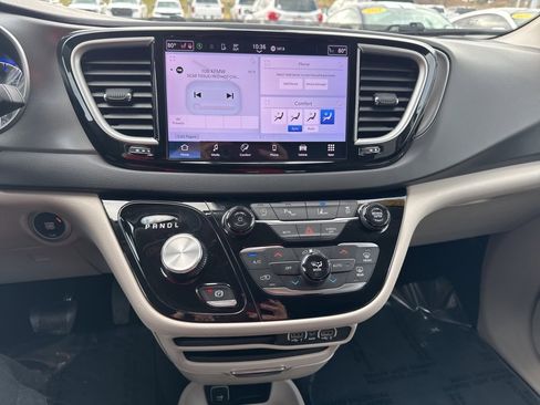 Certified 2024 Chrysler Pacifica Touring-L image 3