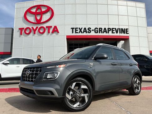 Used 2025 Hyundai Venue SEL image 2