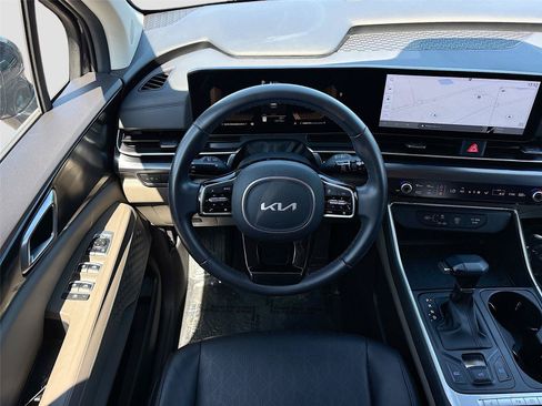 Used 2025 Kia Carnival FWD image 22