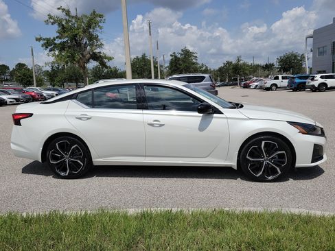 Certified 2025 Nissan Altima 2.5 SR w/ SR Premium Package FWD image 4