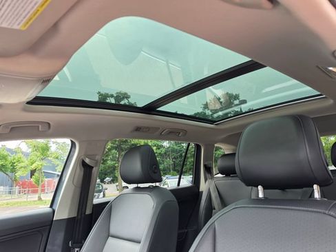 Used 2019 Volkswagen Tiguan SE w/ Panoramic Sunroof Package AWD/4WD image 18