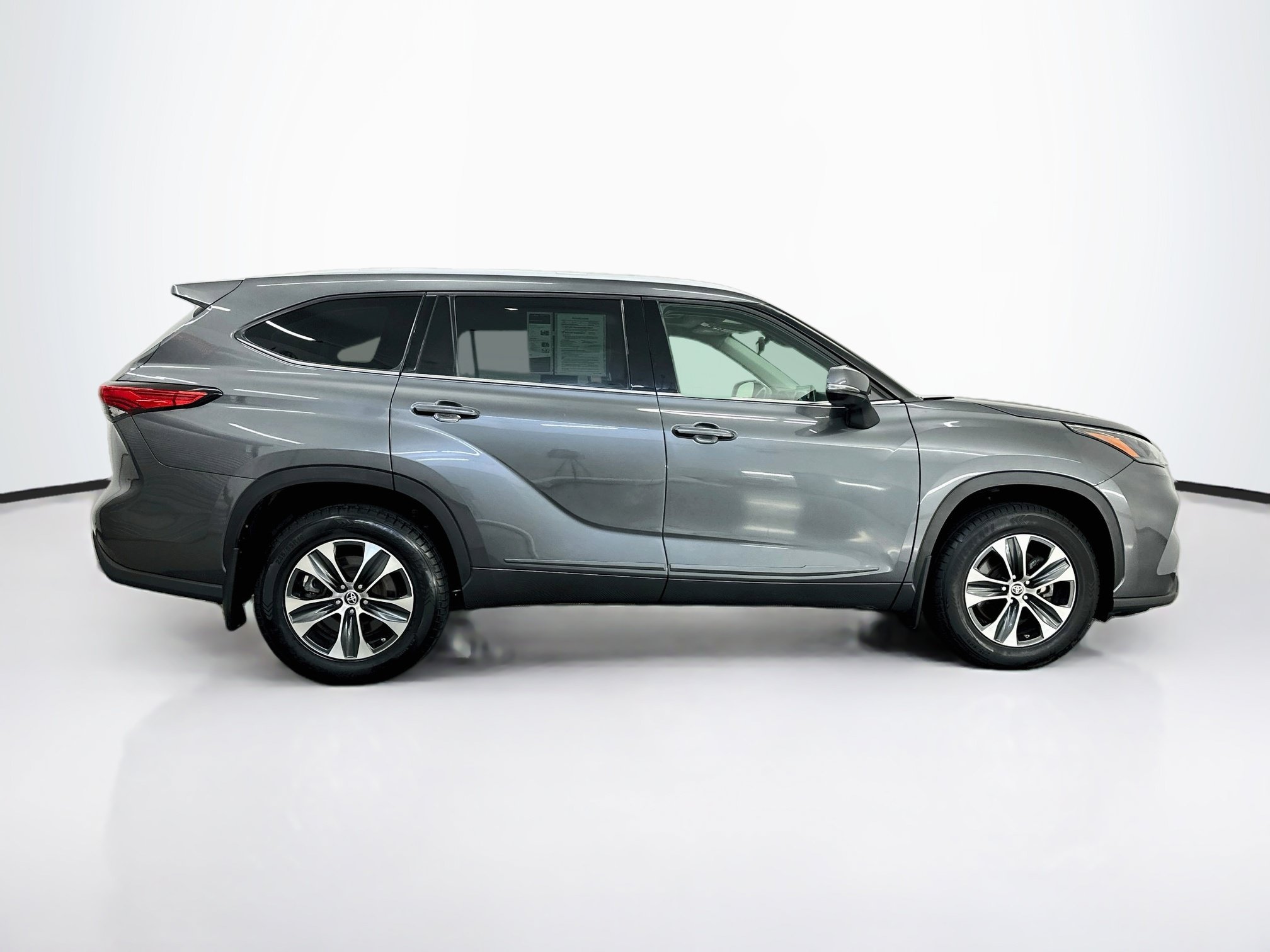 Used 2022 Toyota Highlander XLE AWD/4WD image 10