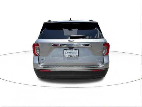 Used 2023 Ford Explorer XLT AWD/4WD image 4