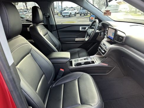 Used 2022 Ford Explorer XLT w/ Equipment Group 202A image 22