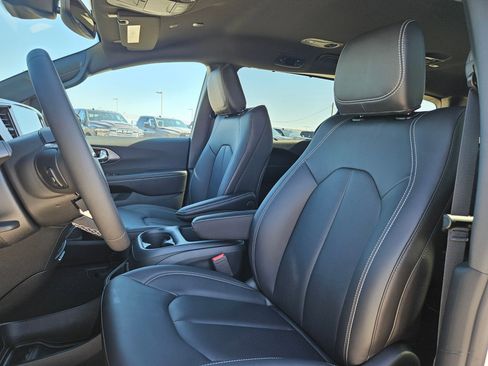 New 2026 Chrysler Pacifica Select image 12