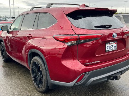 Used 2023 Toyota Highlander XLE image 4